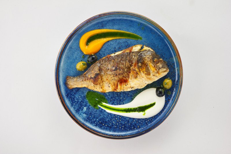 Дорадо со шпинатом и сметаной