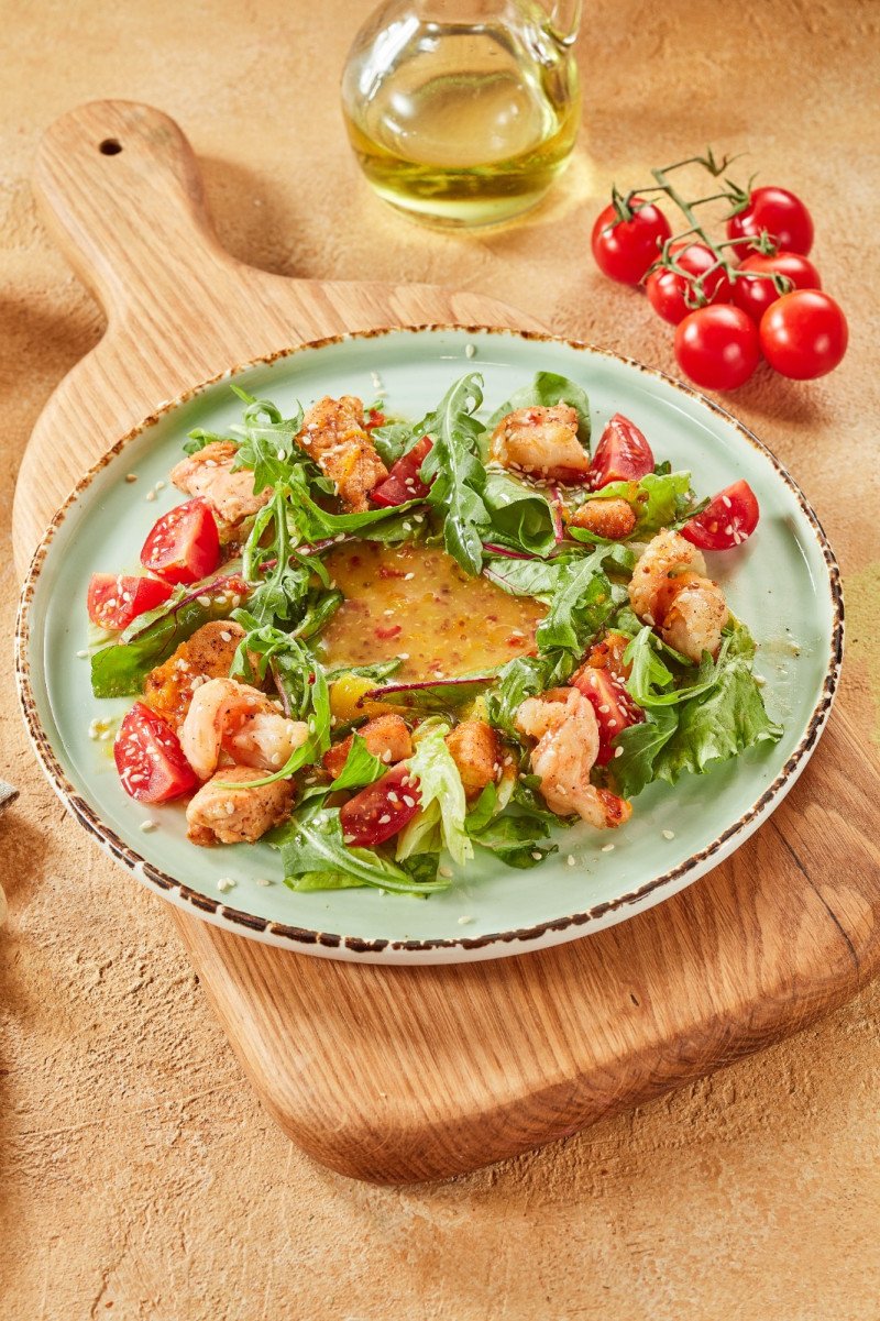 Салат с креветкой и лососем
