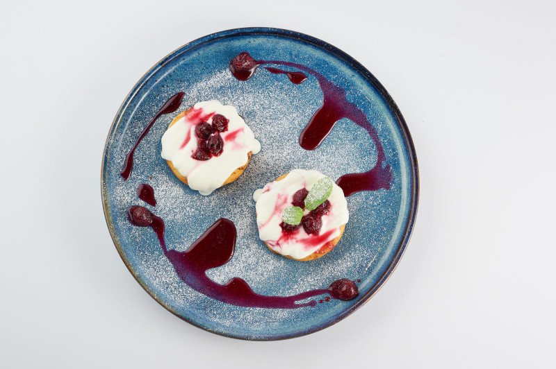 Сырники со сметаной и вишней