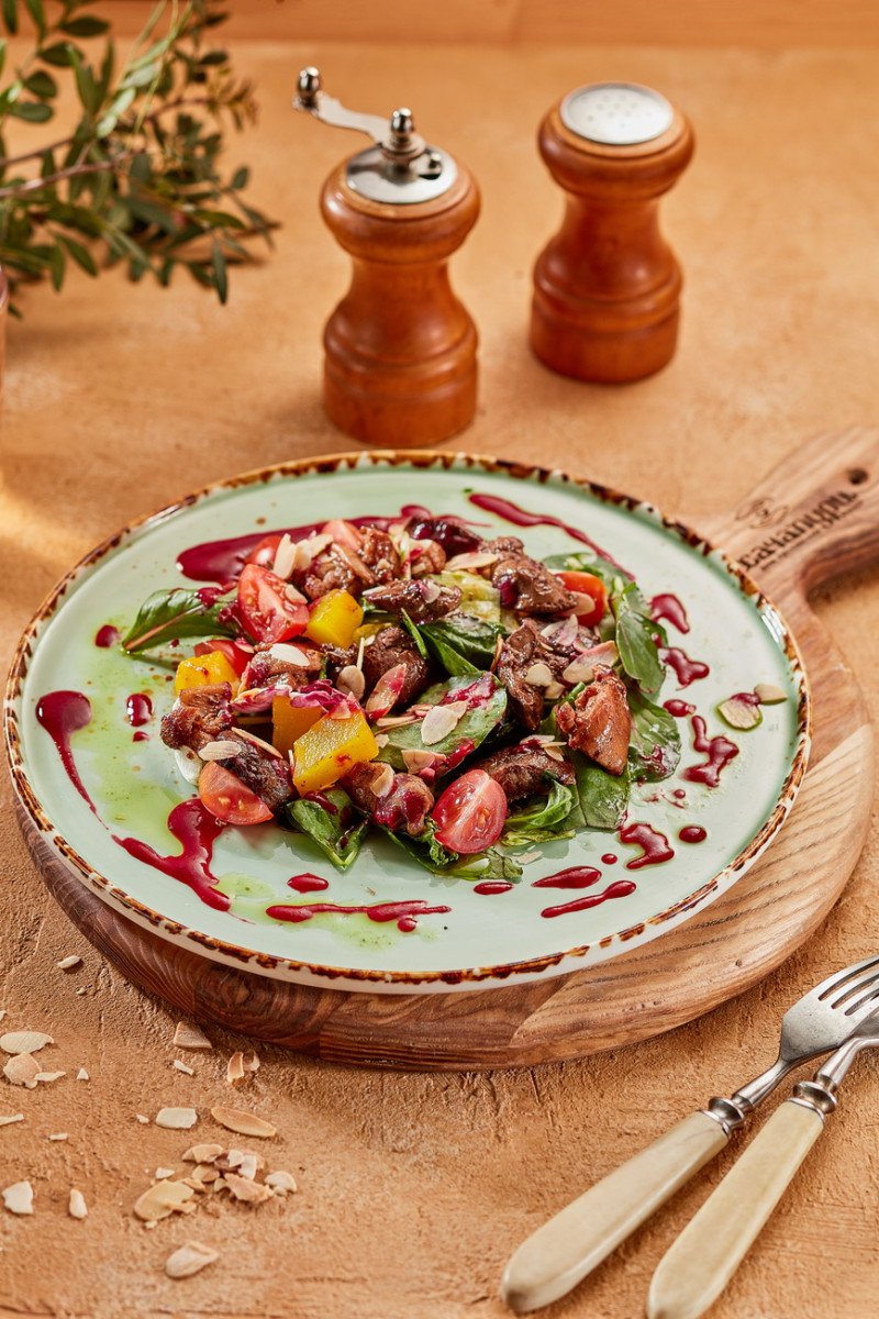Салат с куриной печенью и малиновой заправкой