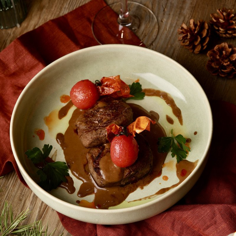 Медальоны из говядины под сливочным соусом "деми глас"