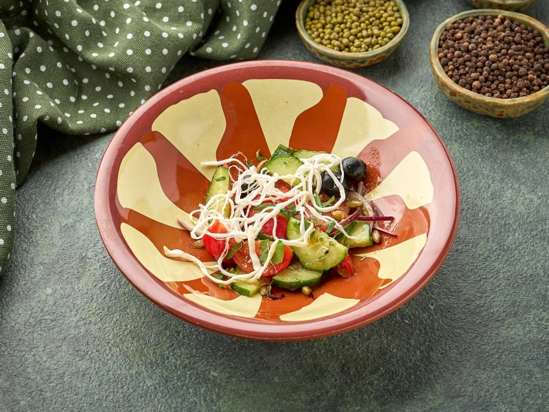 Салат с маслинами, сыром чечил и свежими овощами