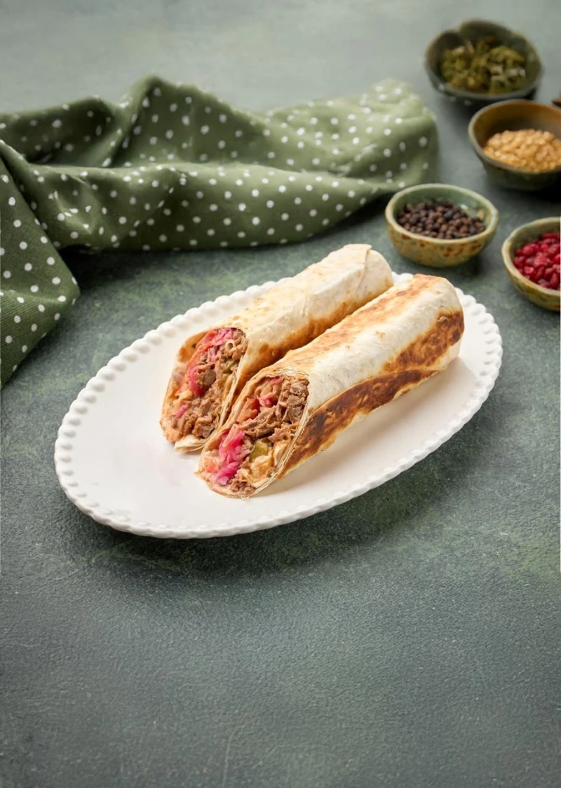 Шавурма с томленой говядиной и маринованными овощами