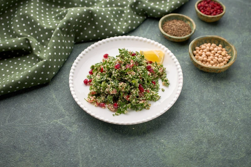 Ливанский табуле - свежие овощи с отварным булгуром, хумусом и специями