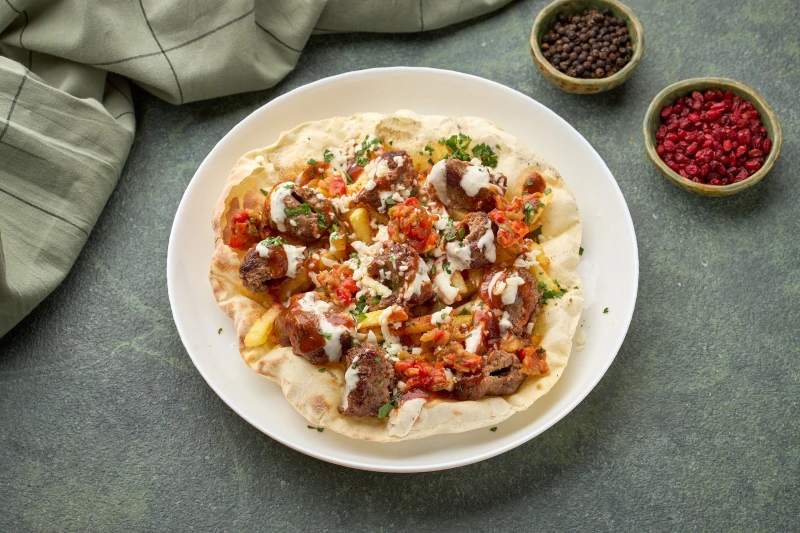 Картошка фри с кебабом из ягненка и стамбульским соусом