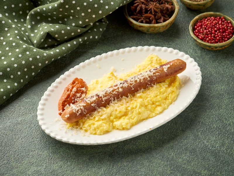 Скрембл с куриной колбаской и мухаммарой