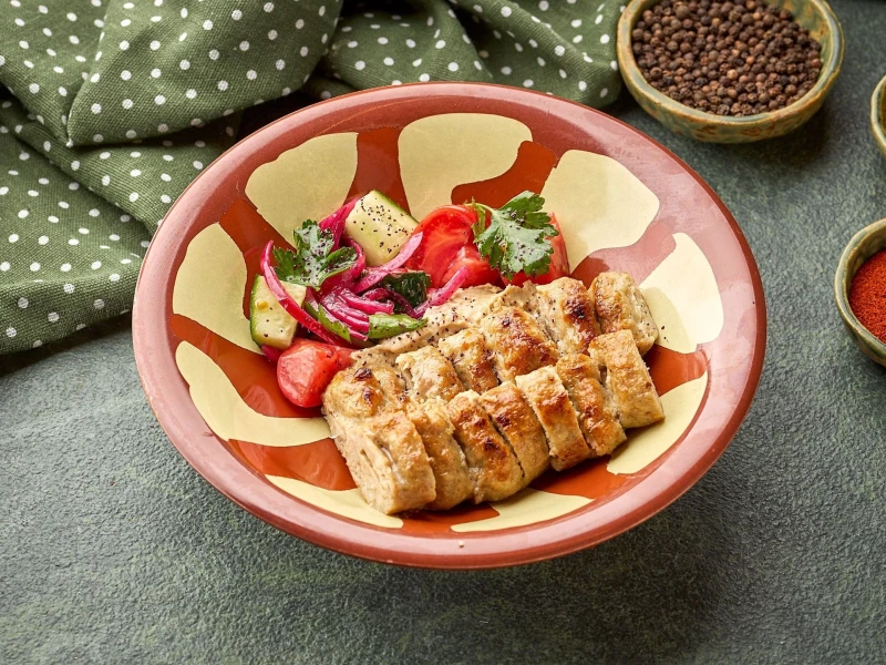 Кебаб из ягненка с хумусом и овощами