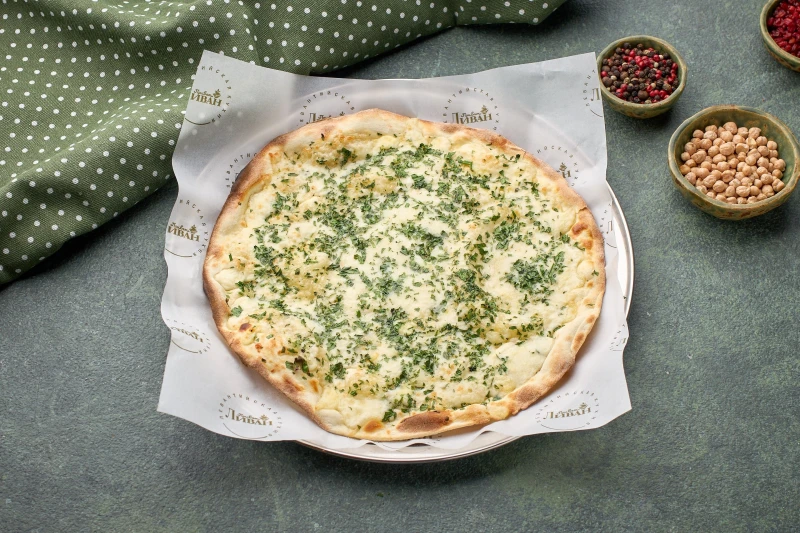 Ламаджо с сыром и зеленью