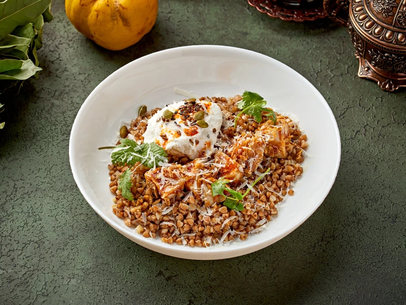 Каша гречневая с яйцом пашот и курицей терияки