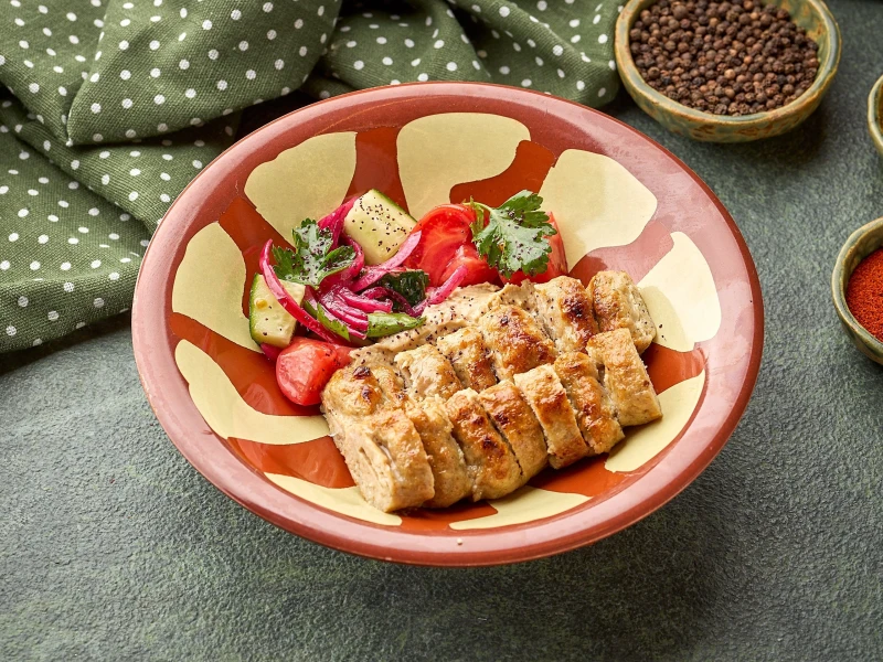 Кебаб куриный с хумусом и овощами