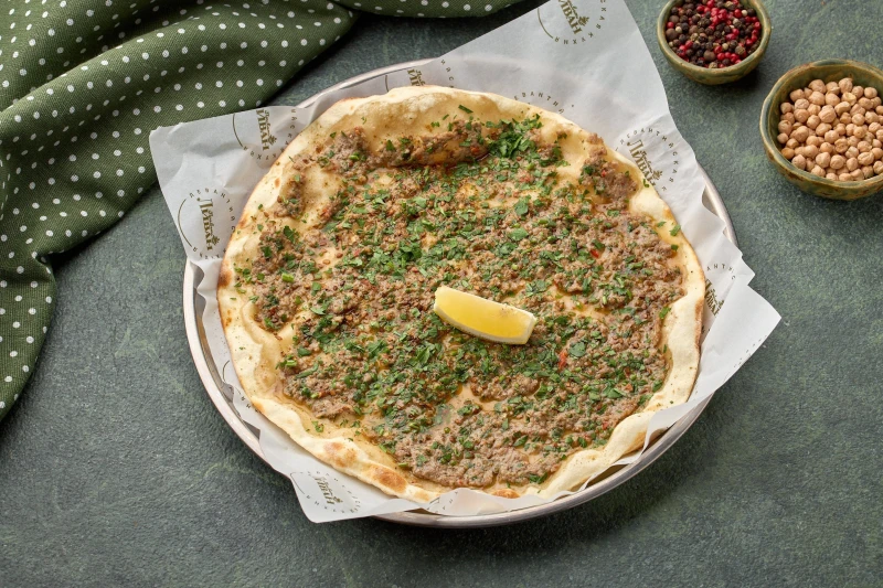 Ламаджо с ягненком и специями