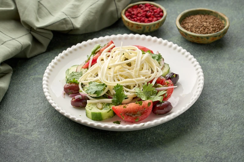 Зейтун-авторский салат шефа на основе свежих овощей, тархуновой заправкой и сыром чечил