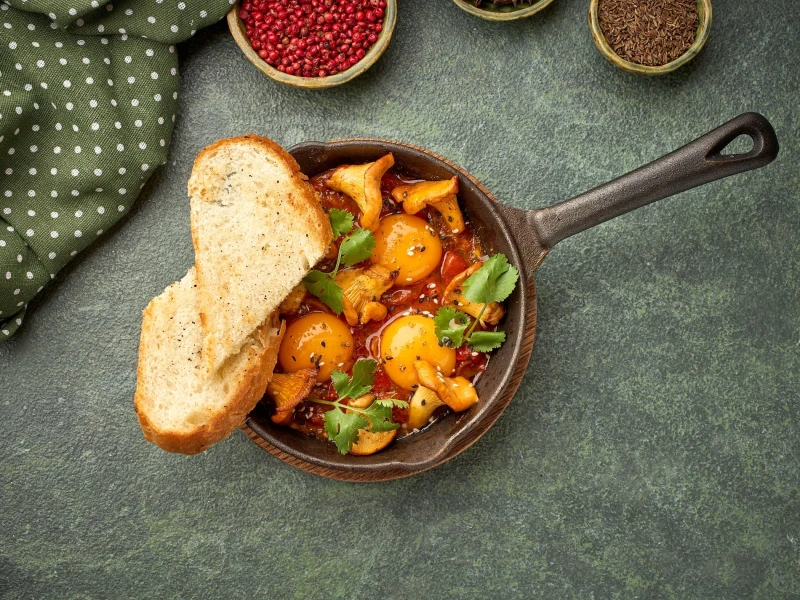 Шакшука с лисичками и мухаммарой