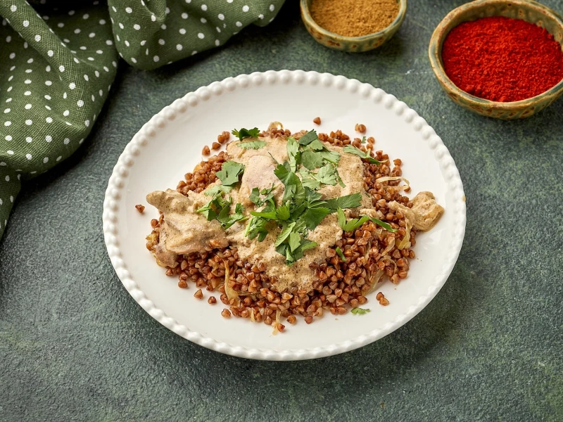 Куриная печень в сметане с гречей