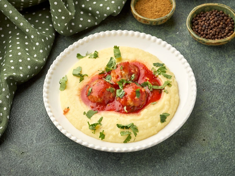 Куриные тефтели в томатном соусе с пюре