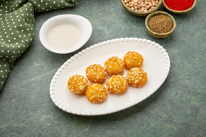 Сырные медальоны с перцем халапеньо и соусом ранч