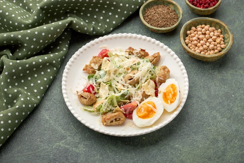 Цезарь в ливанском стиле - заправленные листья салата с куриным кебабом 