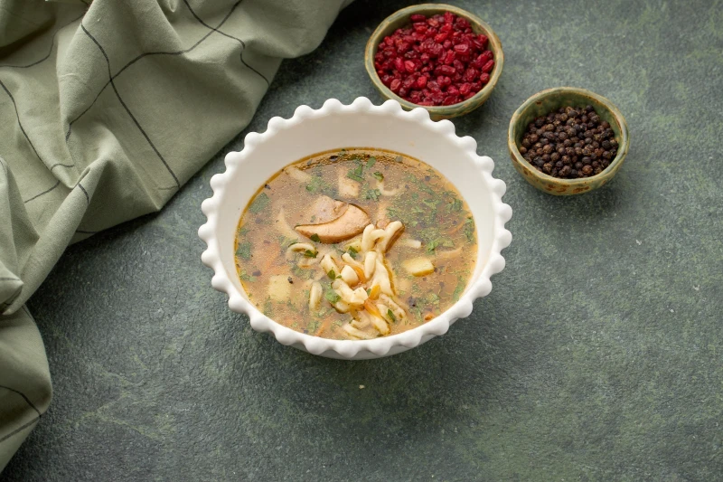 Фрике - наваристый куриный бульон с домашней лапшой и грецким орехом