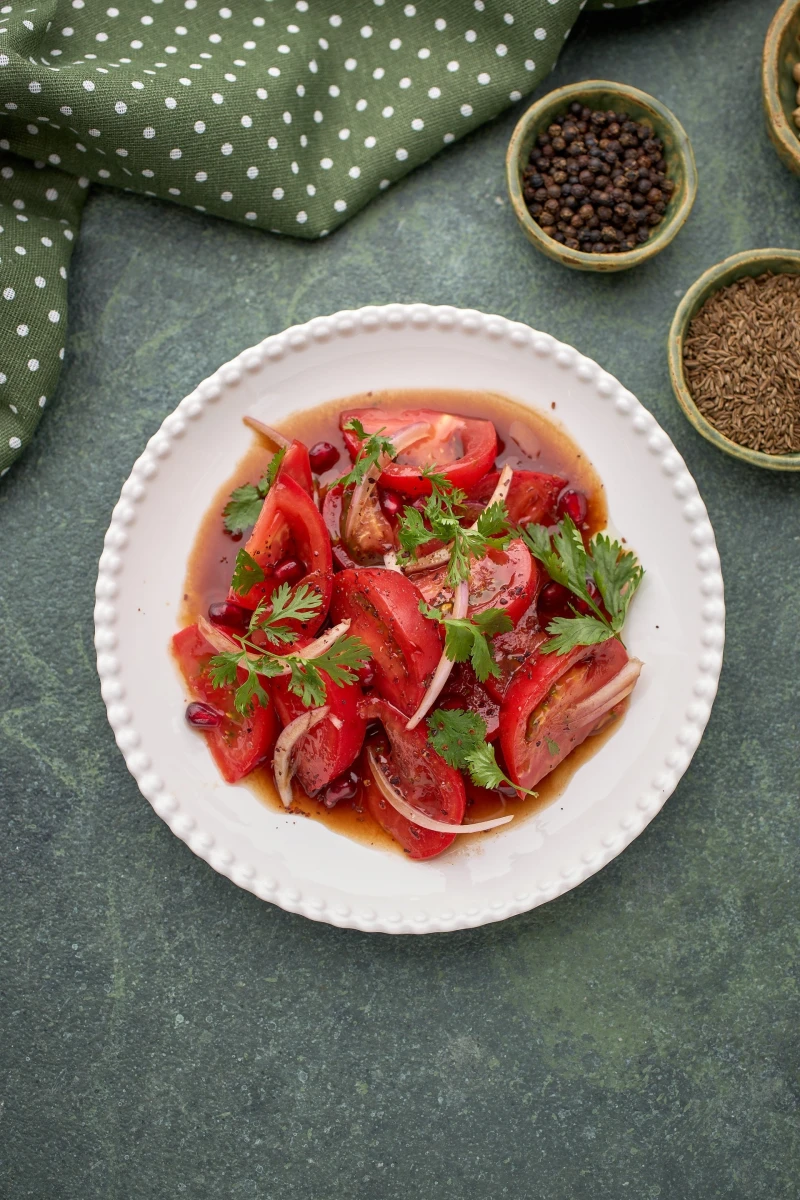 Томатный салат с луком, зеленью и гранатовым соусом