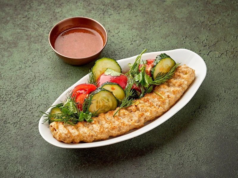 Куриный кебаб с овощным салатом