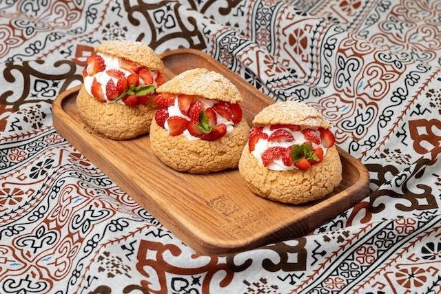 Шу с клубникой