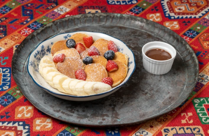 Панкейки с бананом, ягодами и шоколадом