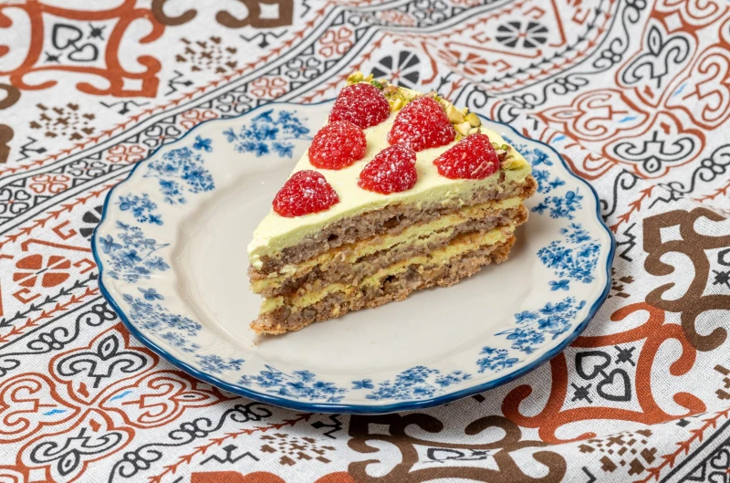 Дакуаз фисташка-малина