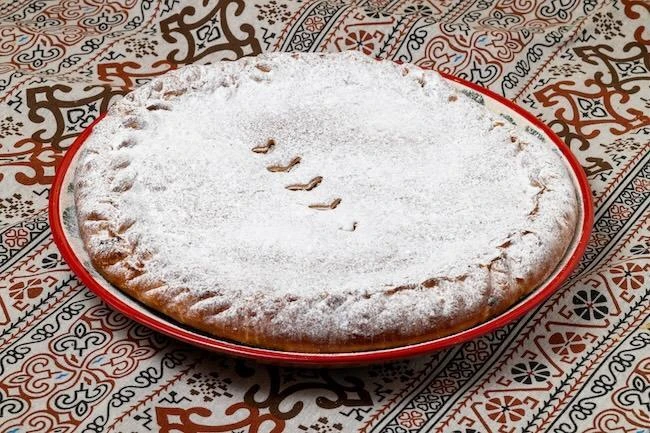 Пирог с курагой и грецким орехом