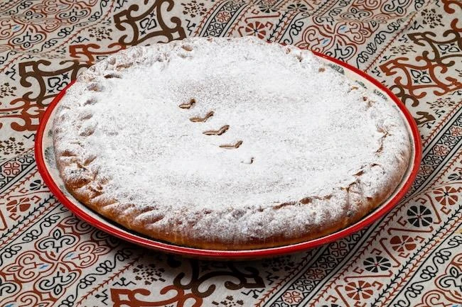 Пирог с курагой и грецким орехом