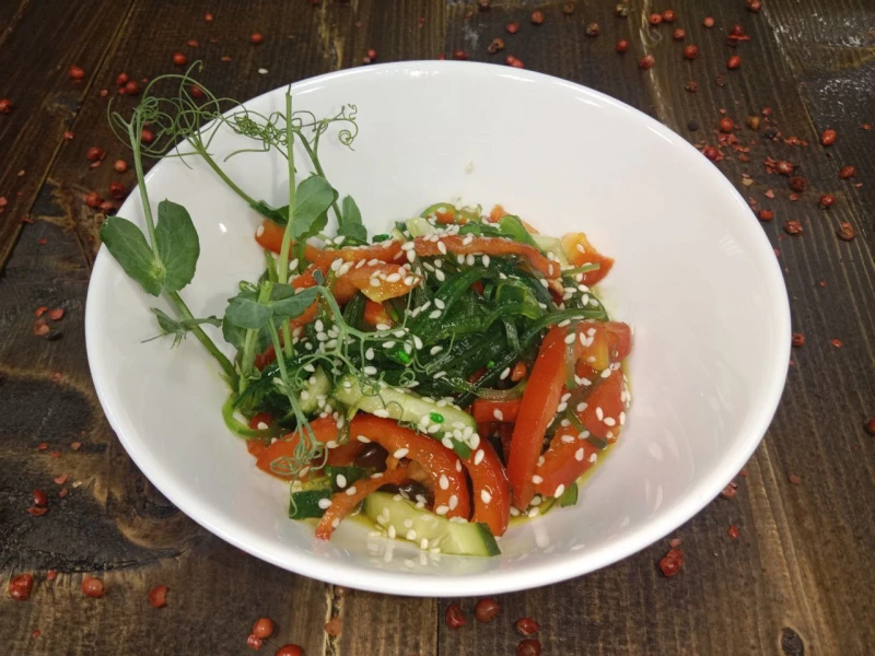 Салат с чукой и овощами 120 г