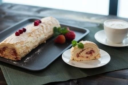 Заказ_ "Клубника/ Меренговый рулет" 1,25 кг