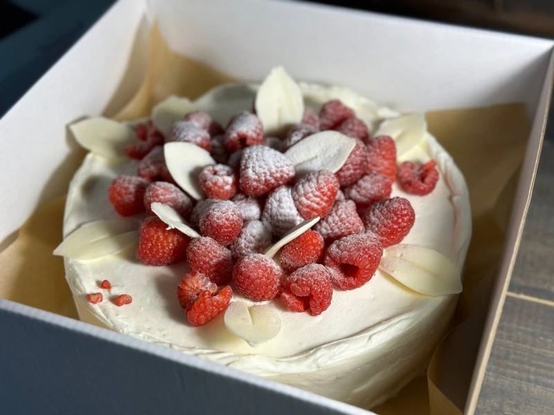 Эксклюзивный торт со свежими ягодами и бананом 1,4 кг