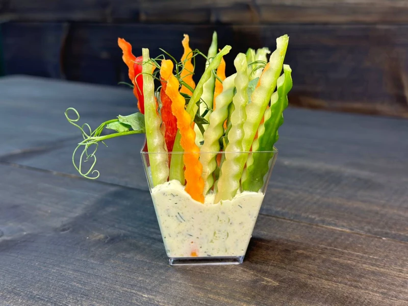 .Овощи Крудите с микрозеленью и соусом  80 г