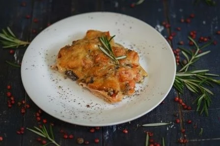 Кета, запеченная с грибами и помидором 100 г