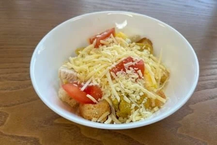 Салат с пряной грудкой и помидором 150 г