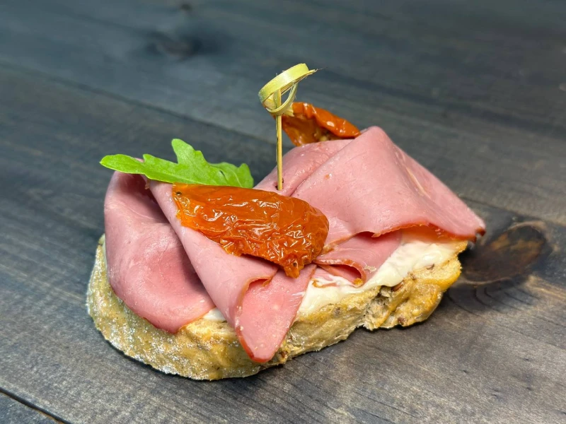 .Брускетта с телятиной и вяленным томатом 70 г 