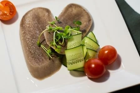 Язык отварной говяжий 100 г