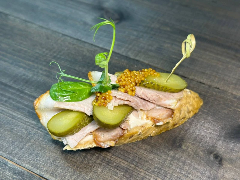 .Брускетта с бужениной и соленым огурчиком 70 г