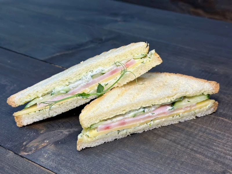 З_ Сэндвич с ветчиной, сыром и соусом тар тар 180 г