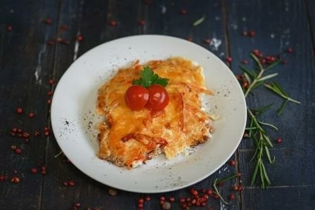 Свинина запеченная с овощами и сыром 100 г