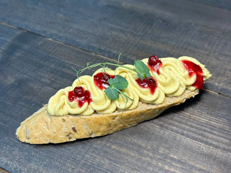 .Брускетта с куриным муссом и клюквеным соусом 60 г