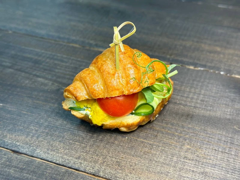 Мини круассан с пряной грудкой 80 г 