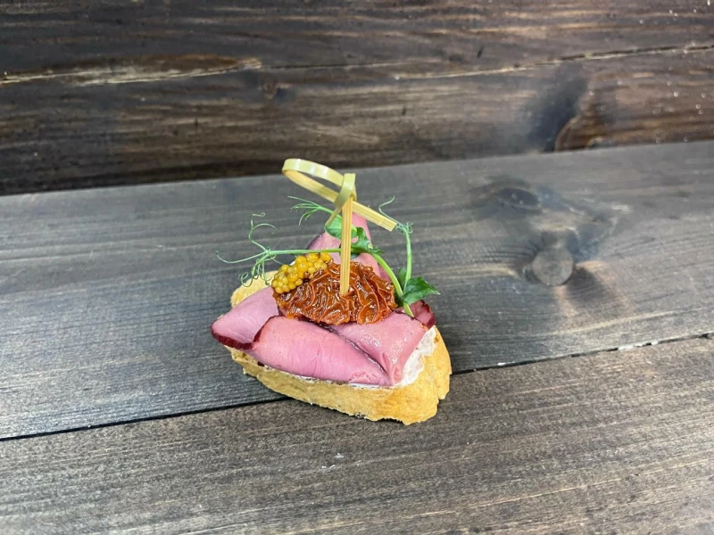 .Брускетта с телятиной и вяленным томатом 40 г 