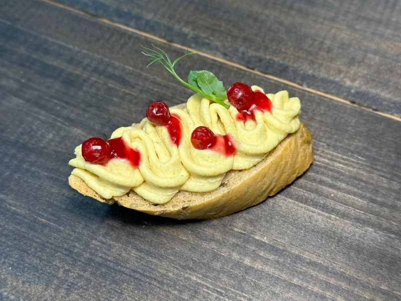 .Брускетта с куриным муссом и клюквеным соусом 30 г