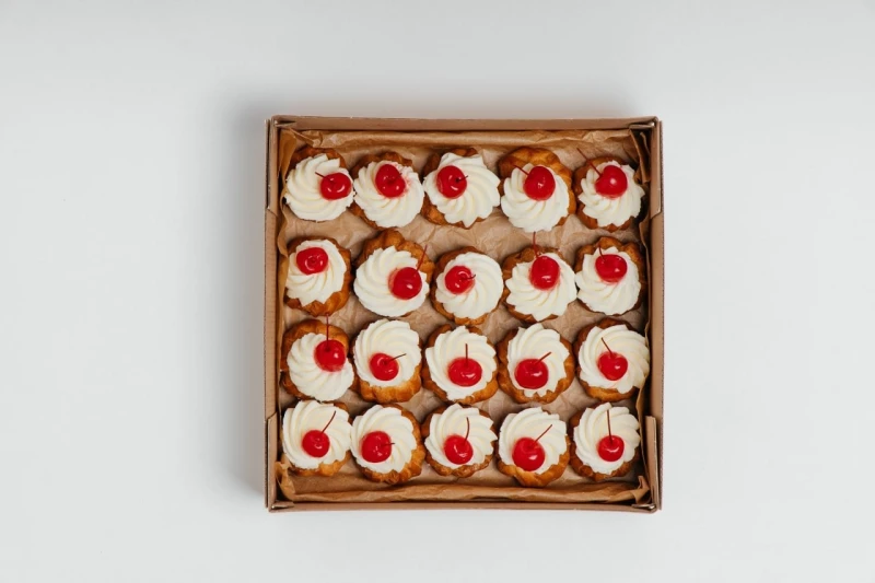 BOX_22 "Десертные профитроли с вишней"