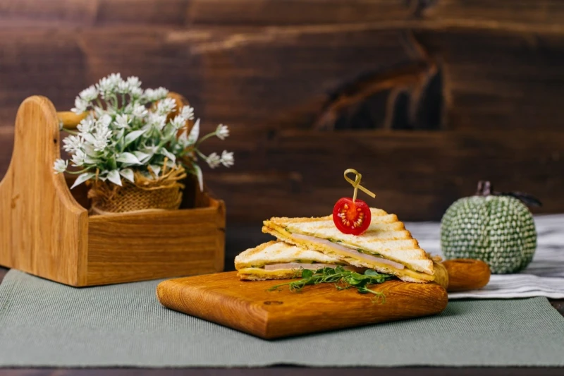 З_ Сэндвич с ветчиной, сыром и соусом тар тар 180 г