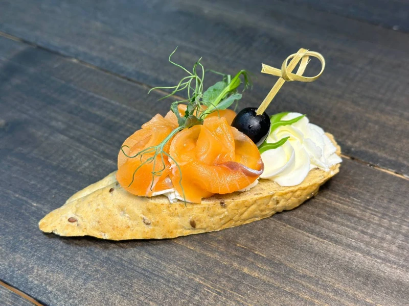 .Брускетта с семгой и креметтой 70 г