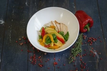Салат с пряной грудкой и яблоком 120 г
