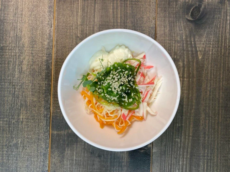 Салат с чукой, фунчозой и крабовым мясом 120 г