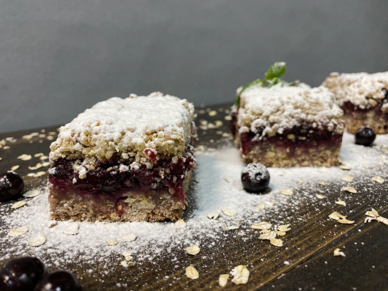 Крамбл из груши и смородины с цельнозерновой мукой 100 г